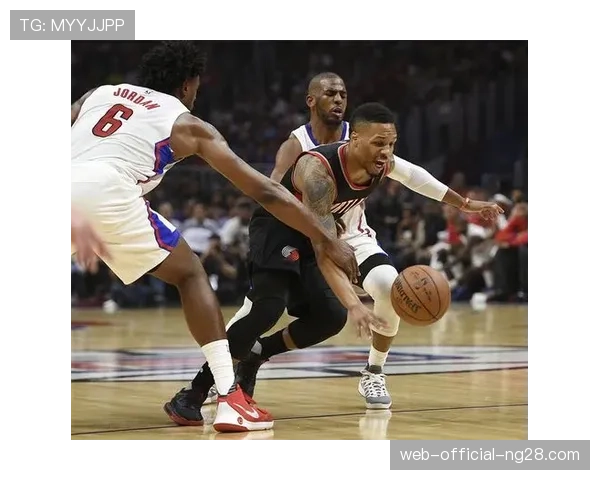 快船魔术激战至最后时刻 攻防转换节奏紧凑 快船魔术激战至最后时刻 攻防转换节奏紧凑